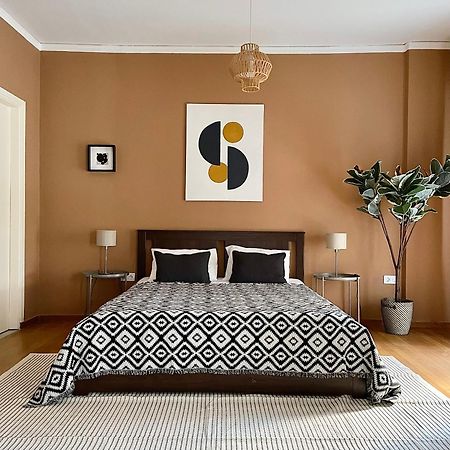Comfy And Spacious Two Bedroom Apartment With Balcony Athén Kültér fotó